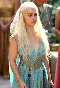 DETALLES DE TRONOS: El vestuario de Daenerys Targaryen – Bardo de Hielo y  Fuego